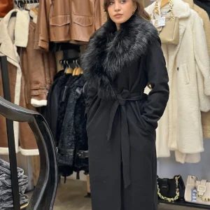 Manteau noir avec col effet fourrure