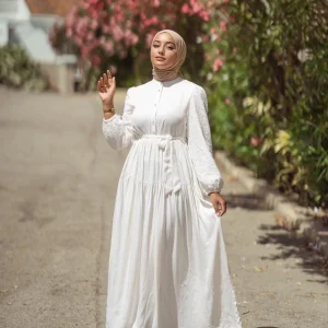 Robe blanche a manches brodé