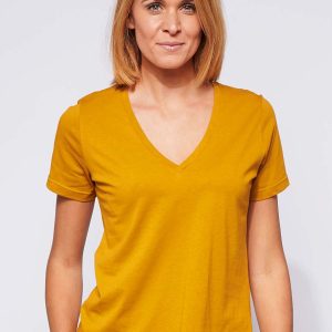 Le tee-shirt ajusté col V en coton bio – Moutarde